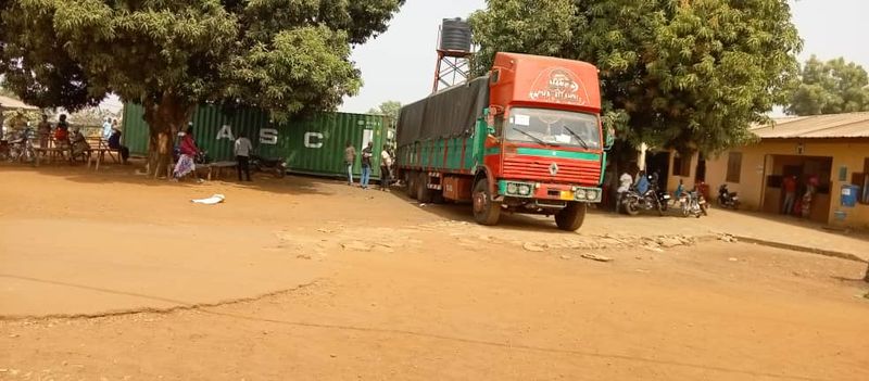 Ausladen Container 1.jpg